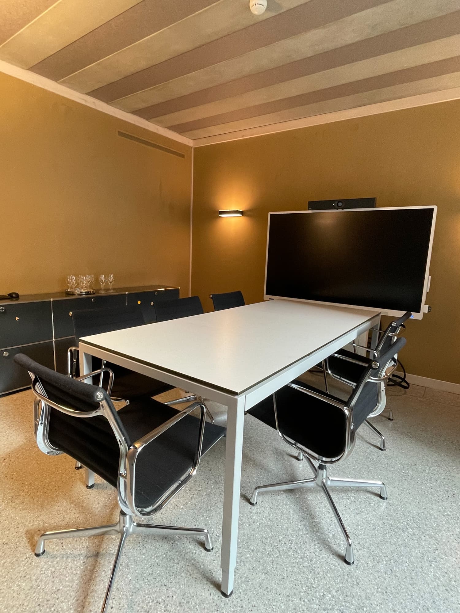 Alte Stühle, Tische und Sideboards im neuen Besprechungszimmer