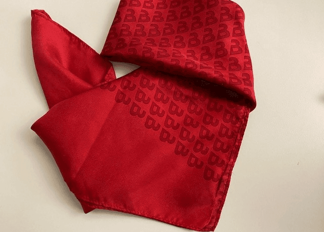 Rotes Foulard mit dem Aufdruck des Buchstabens B für das Logo von Bernmobil.
