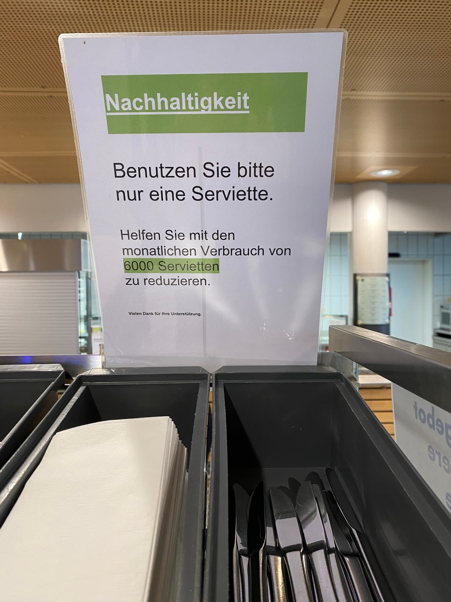 Kantinenbesucher:innen werden über eine Hinweistafel zu mehr Nachhaltigkeit sensibilisiert.