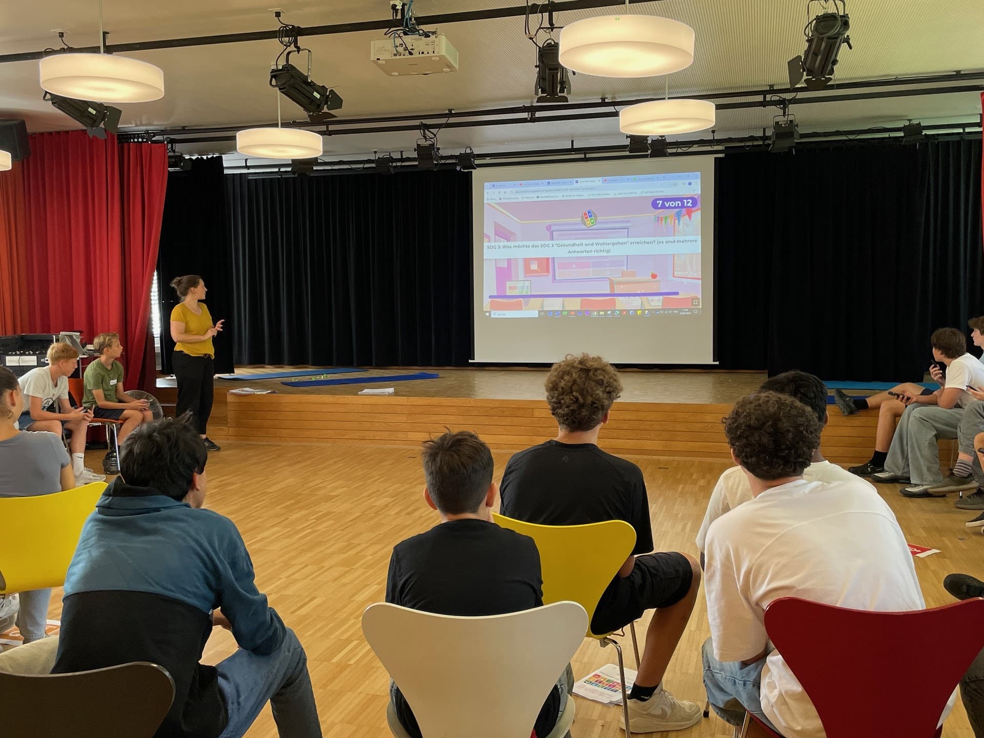 Den Schüler:innen werden im Plenum die SDGs präsentiert.